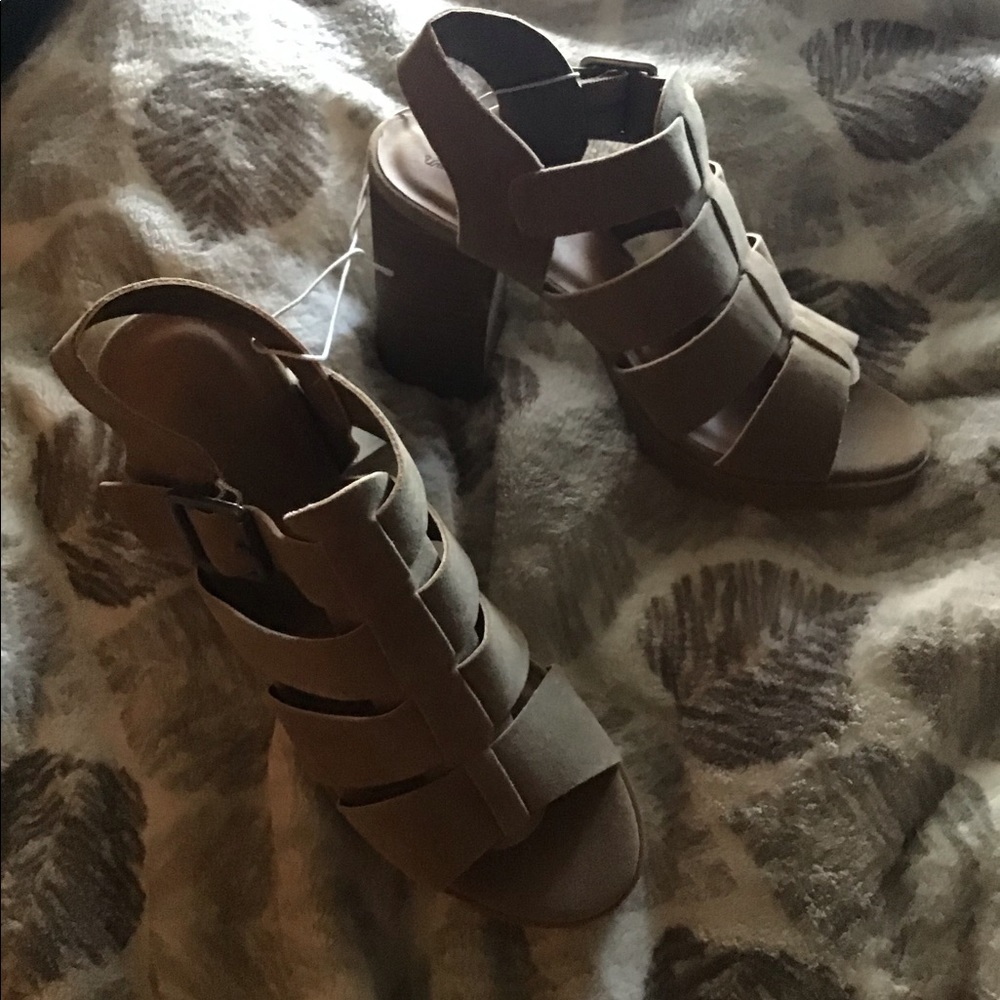 Universal Thread Size 11 Taupe Block Heels NEW